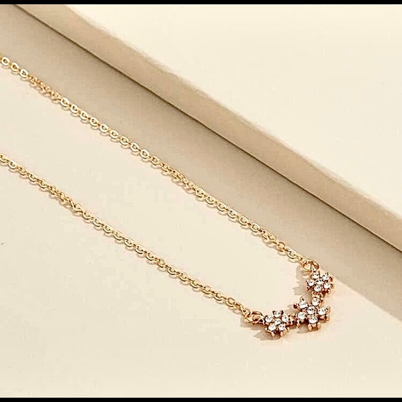 NWTS! Moda Brand Crystal Goldtone Flower Necklace. - Picture 6 of 6